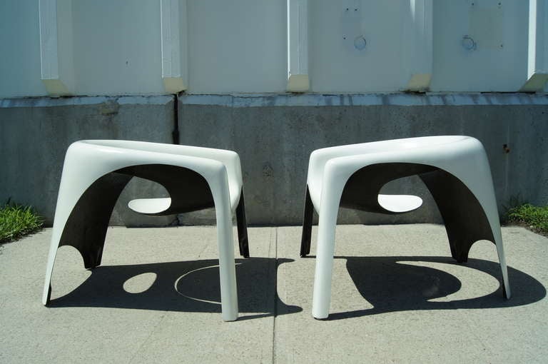 Pair of Space Age Fiberglass Outdoor Chairs 1