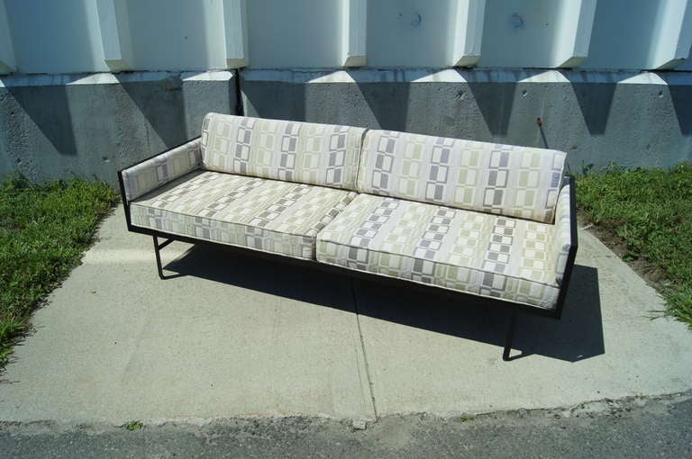 Dänisches modernes Sofa mit Stahlrahmen aus Stahl nach Fritz Hansen (Mitte des 20. Jahrhunderts) im Angebot