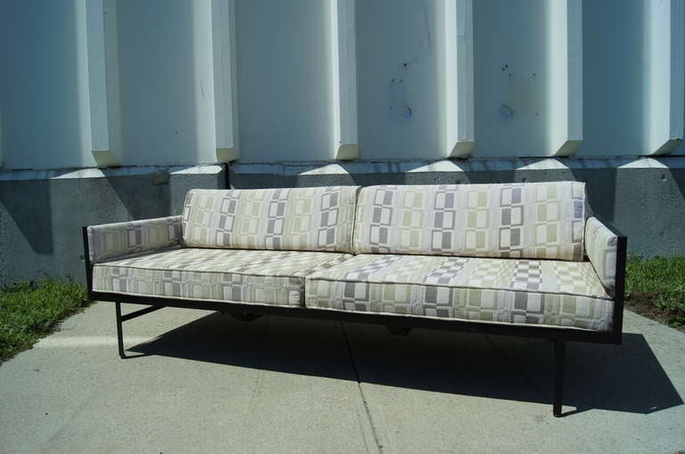 Dieses moderne dänische Sofa im Stil von Fritz Hansen verfügt über ein Gestell aus geschwärztem Stahl und eine tiefe Sitzfläche. Er behält seine ursprüngliche geometrische Polsterung.