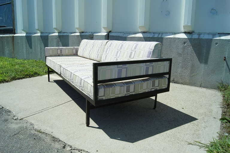 Dänisches modernes Sofa mit Stahlrahmen aus Stahl nach Fritz Hansen im Zustand „Gut“ im Angebot in Dorchester, MA