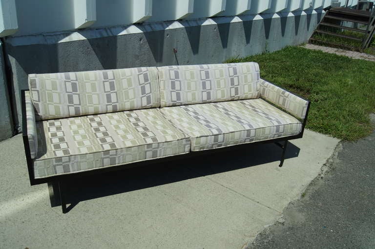 Dänisches modernes Sofa mit Stahlrahmen aus Stahl nach Fritz Hansen (Moderne der Mitte des Jahrhunderts) im Angebot