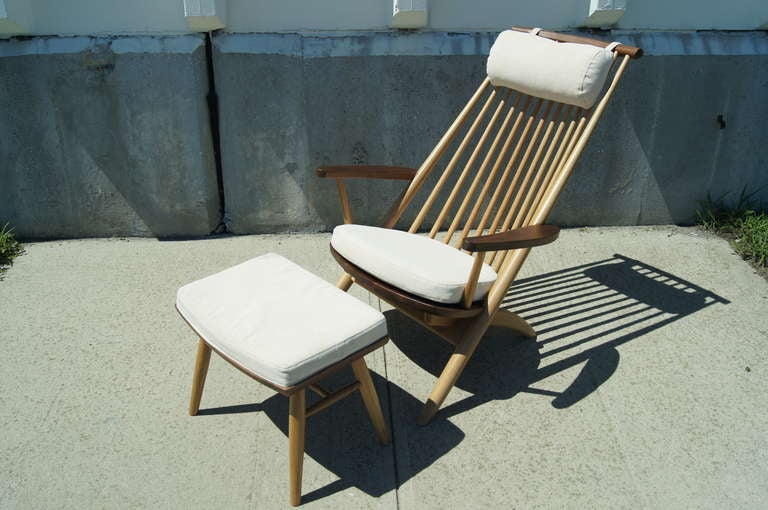 Designed in the 1950s by Tateishi Shoiji and produced in Finland, this lounge chair balances oak and walnut in a relaxed but modern silhouette. Its detachable cushion and headrest provide a very comfortable seat.

The ottoman measures 19.5