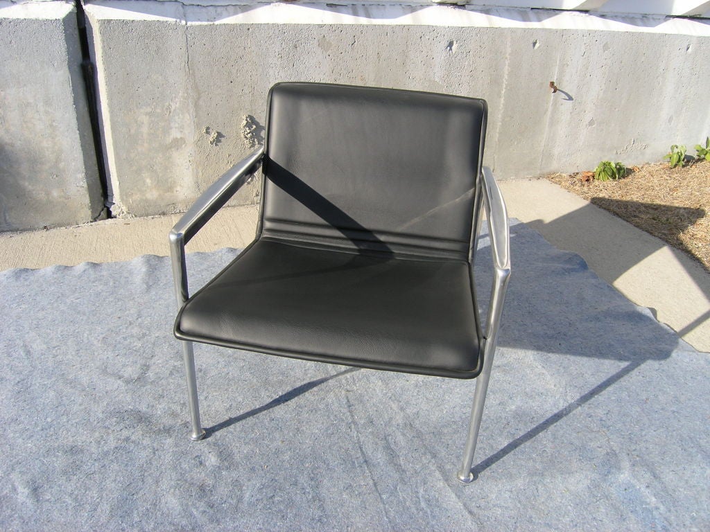 Mid-Century Modern Aluminum and Leather 1966 Collection Lounge Chair by Richard Schultz for Knoll For Sale