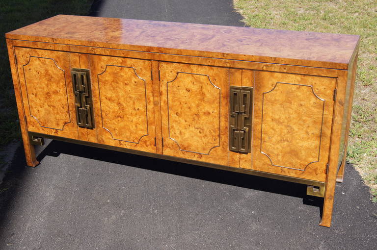 Americano Credenza in radica d'Amboyna bordata d'ottone di Mastercraft in vendita