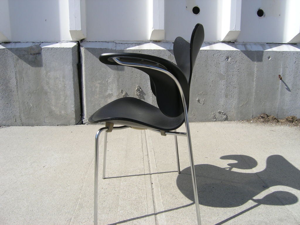 This beautiful Lily chair is in excellent original condition.