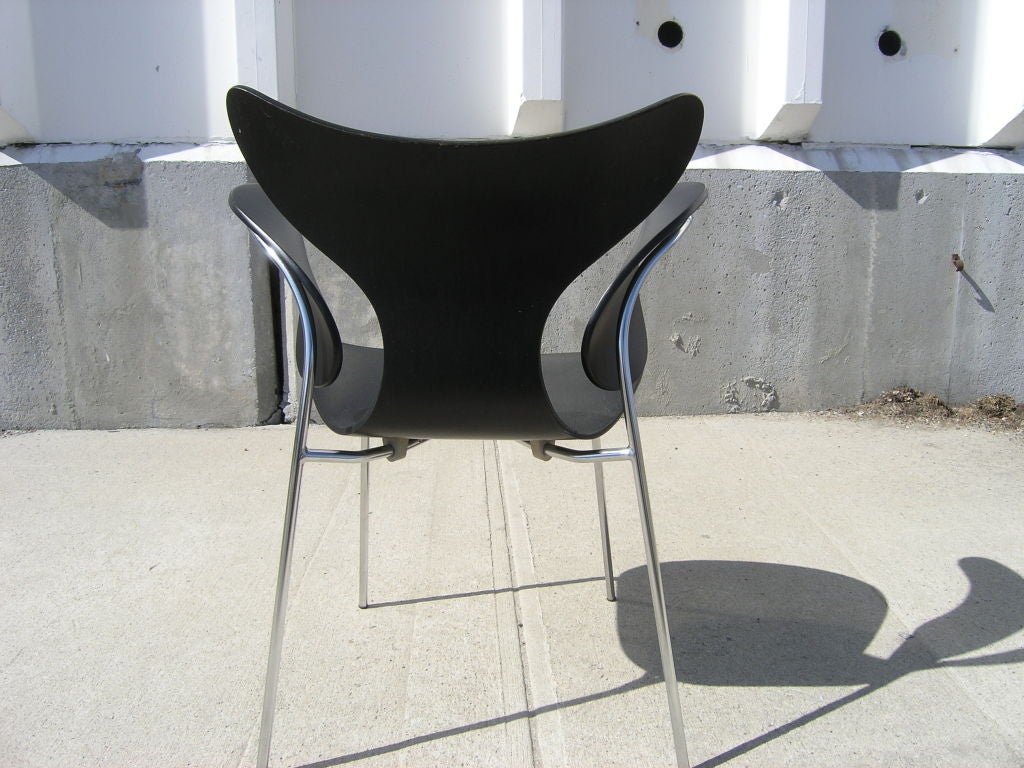 arne jacobsen lily chair
