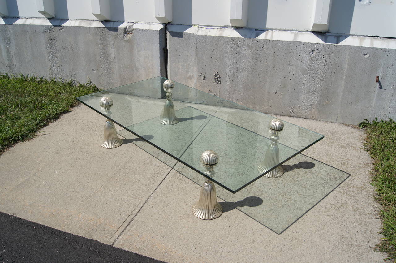 Connue pour ses créations ludiques et souvent extravagantes, Phyllis Morris a créé cette table basse de style Hollywood Regency avec quatre glands surdimensionnés en vermeil qui forment le support d'un grand plateau en verre et le maintiennent en