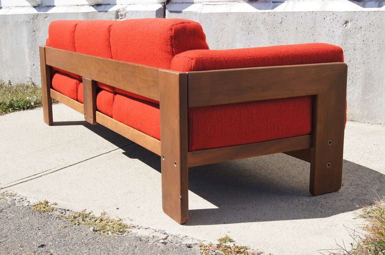Dieses bequeme 3-Sitzer-Sofa ist mit dem Stoff Cato von Knoll in einem leuchtenden Rot bezogen.