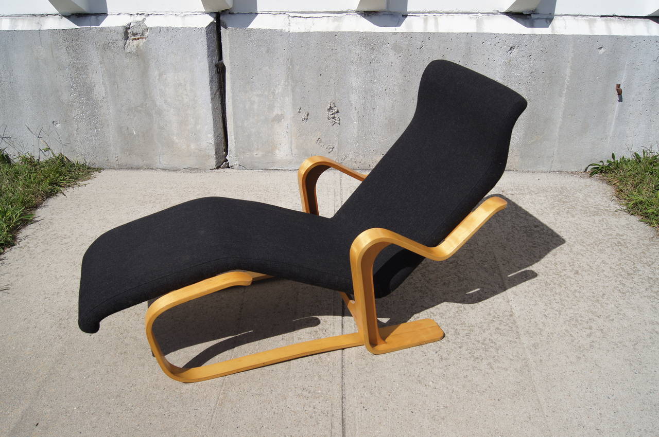 Designed by Marcel Breuer in the 1930s and produced in the 1960s by the Italian firm Gavina, this sinuous chaise longue comprises a laminated bent plywood frame and a comfortable seat upholstered in black wool.