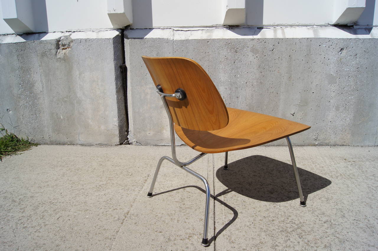 Mid-Century Modern Chaise LCM en chêne de Charles et Ray Eames pour Herman Miller en vente
