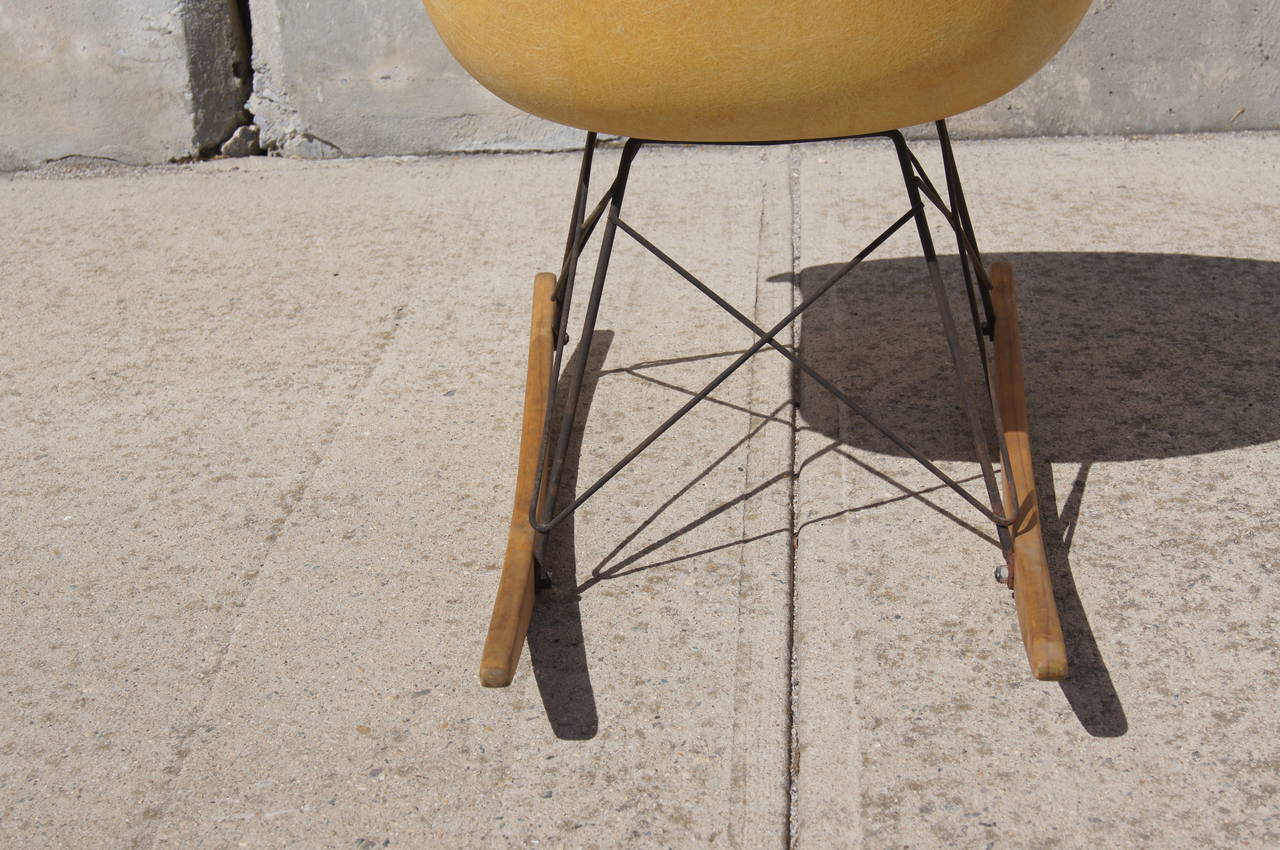 Mid-Century Modern Early Rope-Edge Fiberglass Rocker by Charles Eames for Zenith/Herman Miller