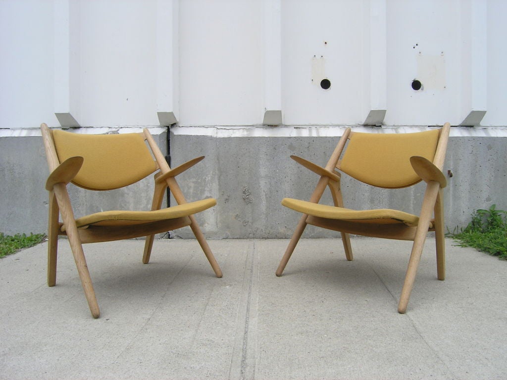 2 CH-28 Sawback Easy Chairs by Hans Wegner for Carl Hansen & Son