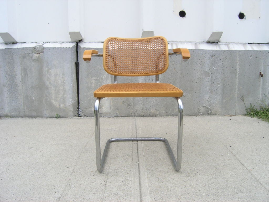 Fabricada por primera vez en 1928 por Thonet, la Silla Cesca de Marcel Breuer se ha convertido en un icono del diseño moderno de sillas. Esta versión del sillón tiene un armazón original de tubo de acero con reposabrazos de haya de Stendig y un