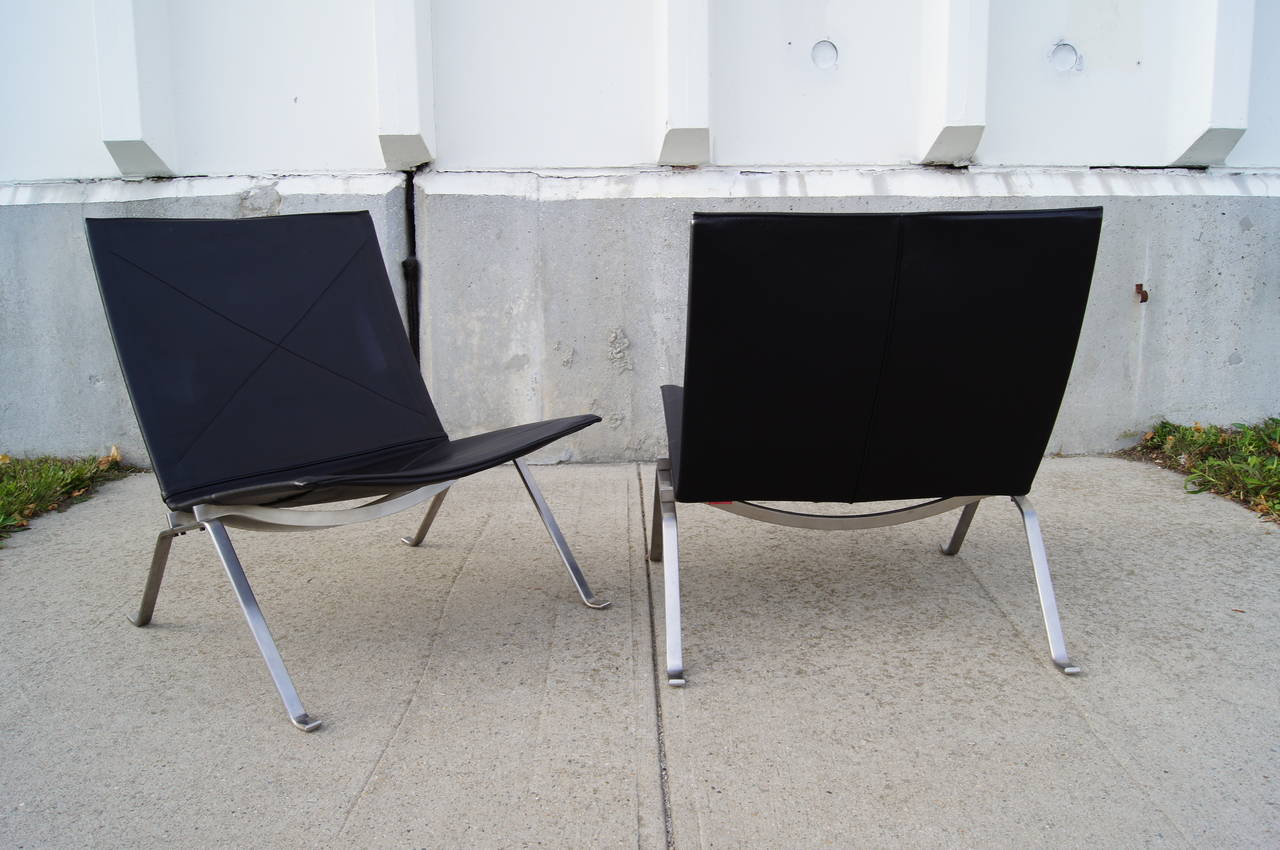 Pair of PK 22 Lounge Chairs by Poul Kjaerholm for Fritz Hansen In Excellent Condition In Dorchester, MA