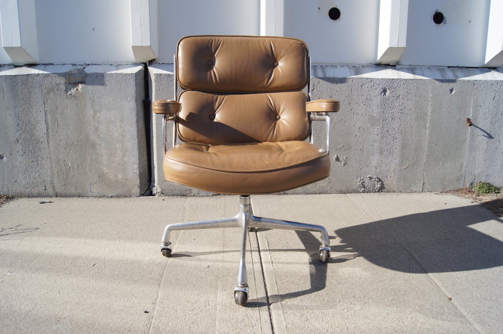 This classic executive chair is in very good original condition and will make a comfortable addition to any office.