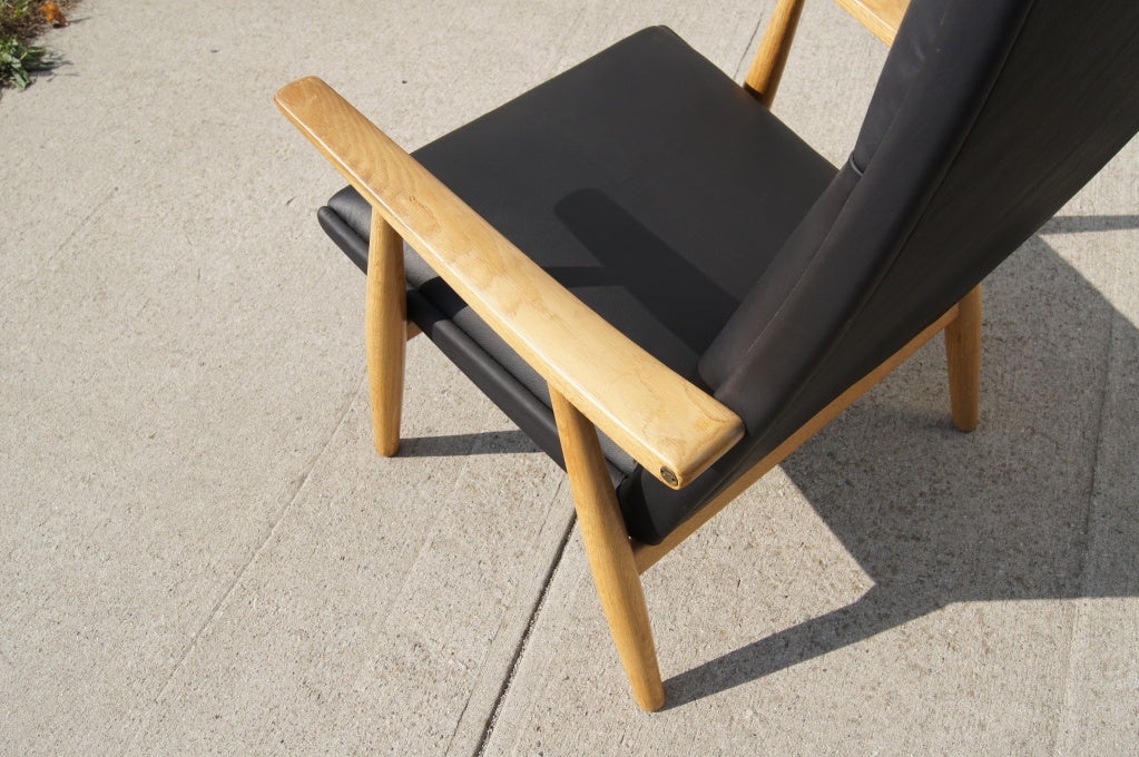Loungesessel aus Eiche und Leder mit hoher Rückenlehne, GE-260A, von Hans Wegner für GETAMA (Mitte des 20. Jahrhunderts) im Angebot