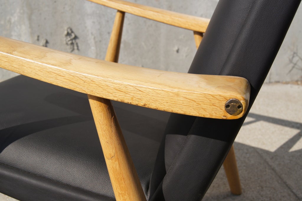 Loungesessel aus Eiche und Leder mit hoher Rückenlehne, GE-260A, von Hans Wegner für GETAMA (Messing) im Angebot