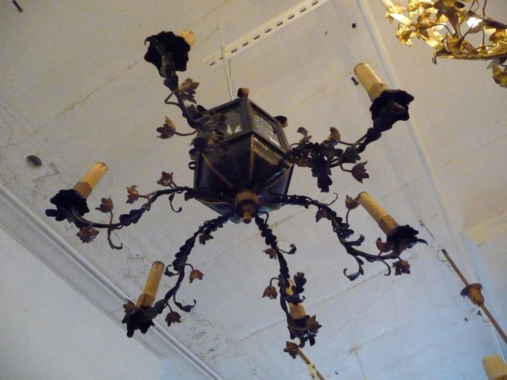 French Tole Chandelier with Lantern In Good Condition For Sale In Boston, MA