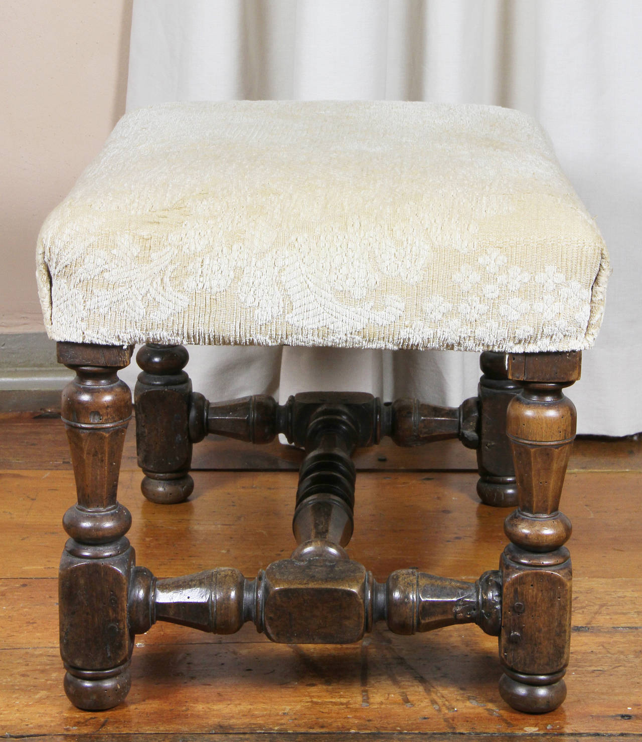 Italian Baroque Walnut Bench 4