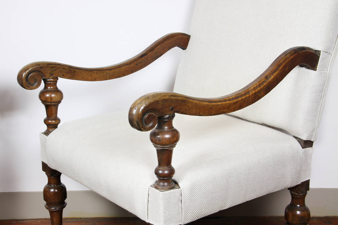 Matched Pair of Italian Baroque Walnut Armchairs In Good Condition In Essex, MA