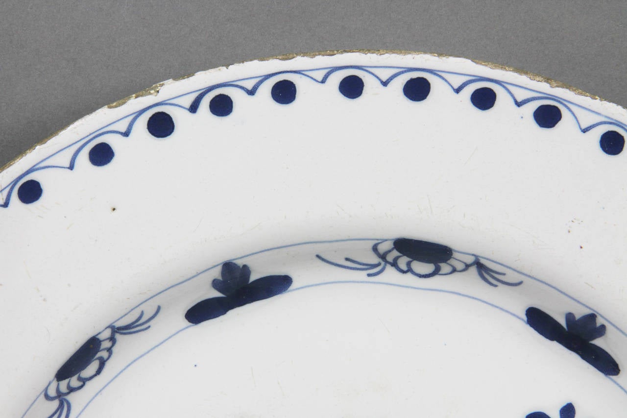Néerlandais Assiette de présentation néerlandaise de Delft bleue et blanche en vente