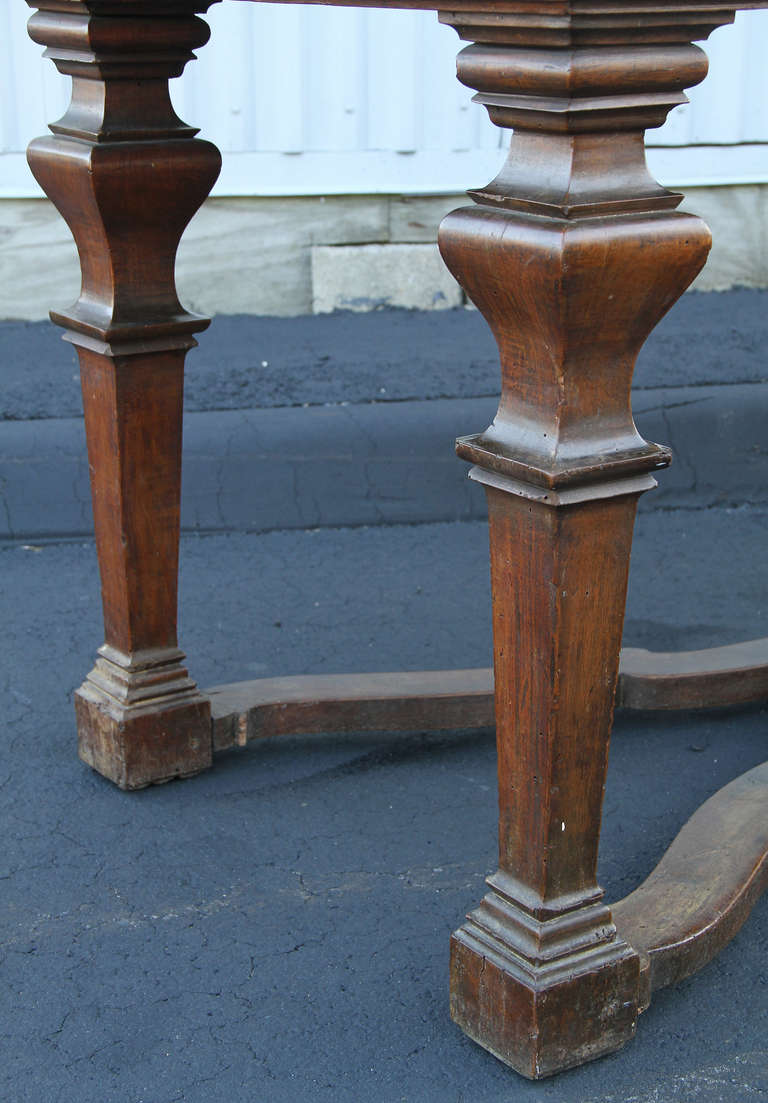 XVIIIe siècle et antérieur Table centrale baroque italienne en noyer en vente