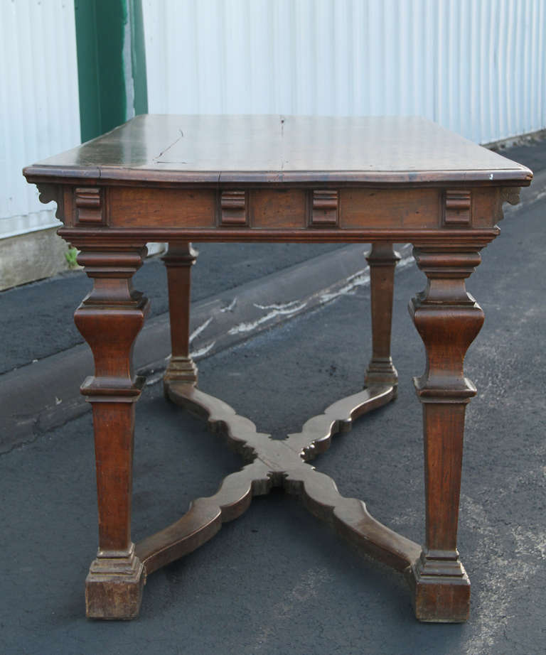 Table centrale baroque italienne en noyer en vente 1