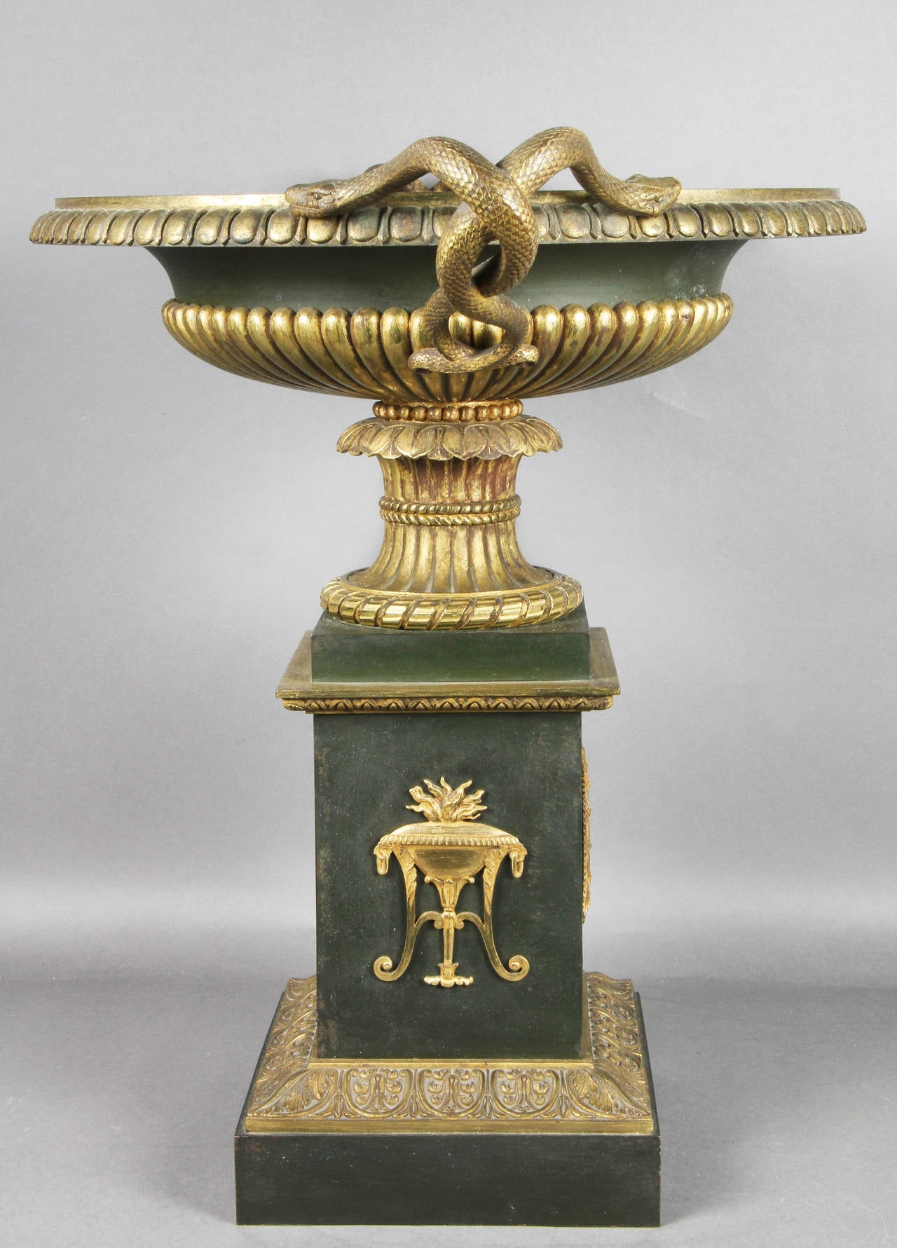 Große Schale mit Fuß aus patinierter und vergoldeter Bronze des französischen Empire im Angebot 2