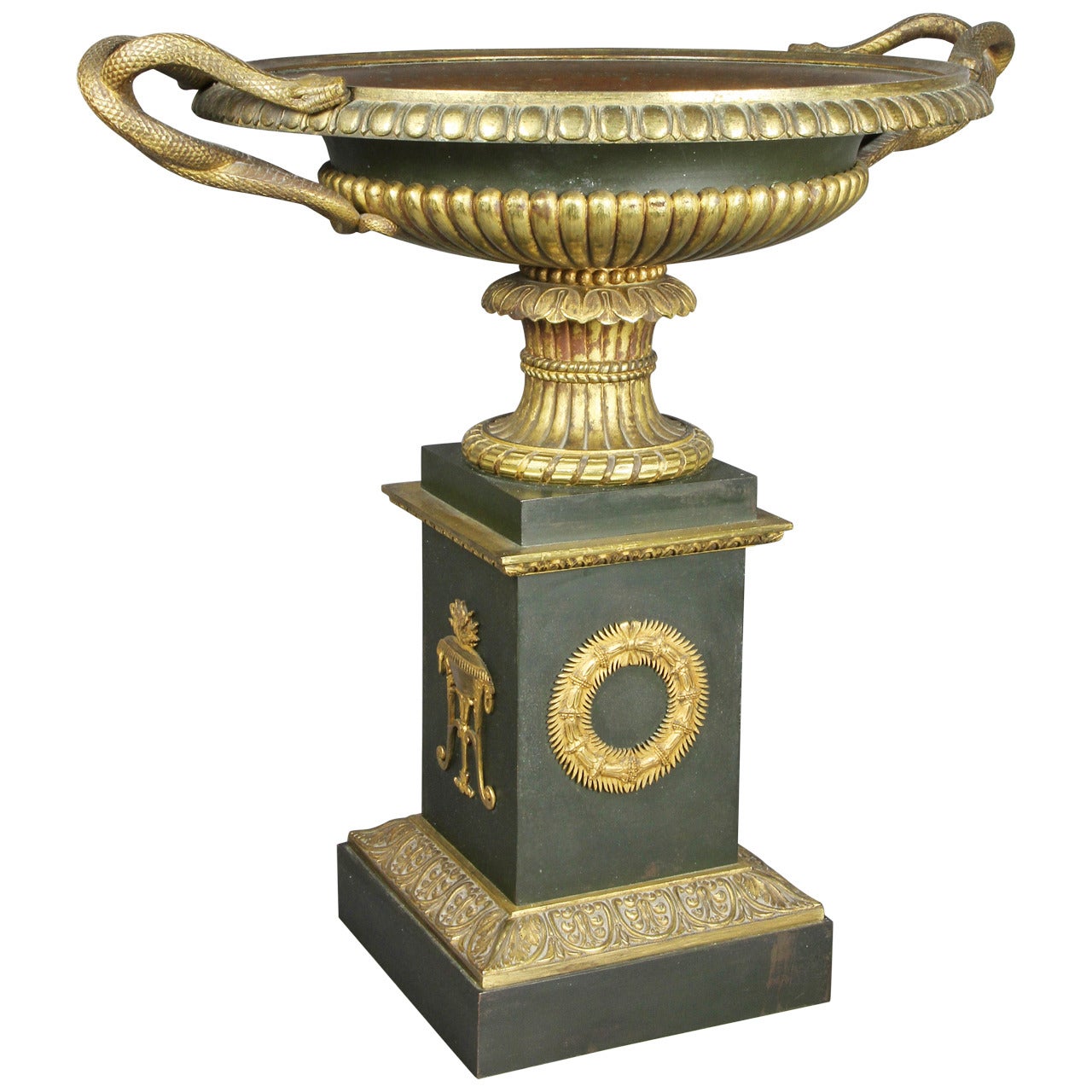 Große Schale mit Fuß aus patinierter und vergoldeter Bronze des französischen Empire