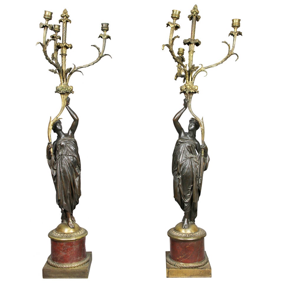  Paar Louis-XVI-Kandelaber aus Bronze und Goldbronze
