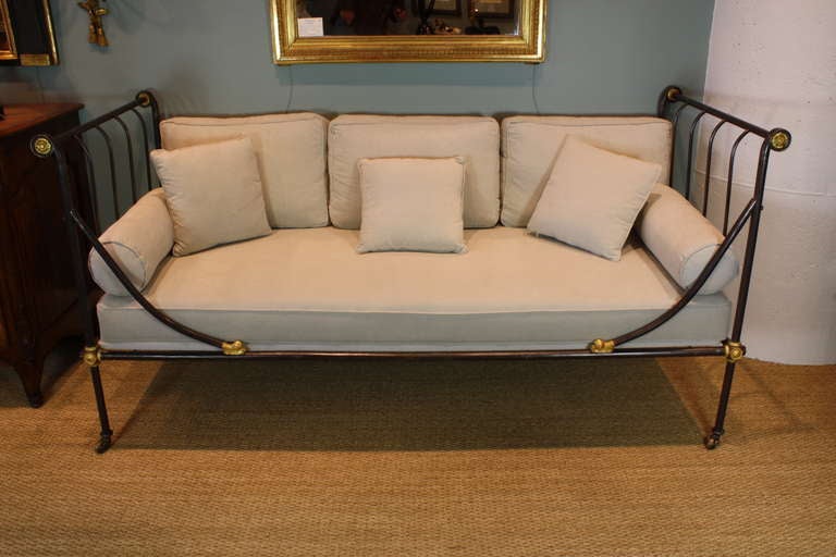 Lit d'officier classique en fer:: avec tête de dauphin peinte à l'or et autres détails néoclassiques (période Empire:: vers 1815):: entièrement restauré avec un nouveau matelas:: une nouvelle tapisserie:: des traversins et des oreillers.  Les pieds