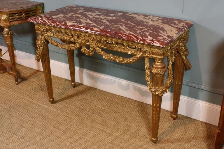 Konsolentisch aus vergoldetem Holz im Louis-XVI.-Stil mit Girlanden (Louis XVI.) im Angebot