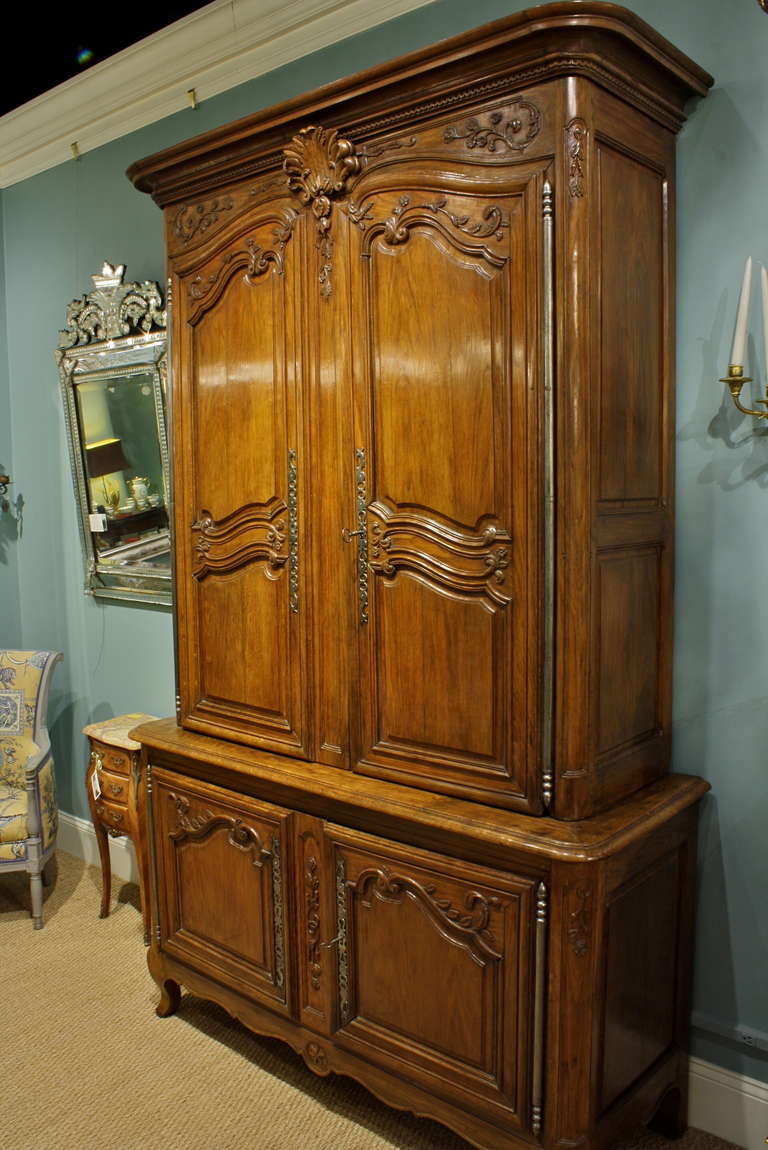 Un buffet a deux corps in quercia di epoca Luigi XV, di altissima qualità e splendidamente intagliato, proveniente dalla regione dell'Ile-de-France (circa 1750). I dettagli intagliati includono un grazioso cartiglio stilizzato a conchiglia d'acanto,