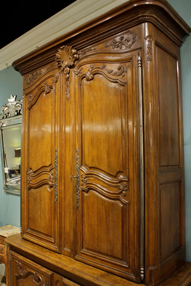 Intagliato Buffet francese Luigi XV a Deux Corps in vendita
