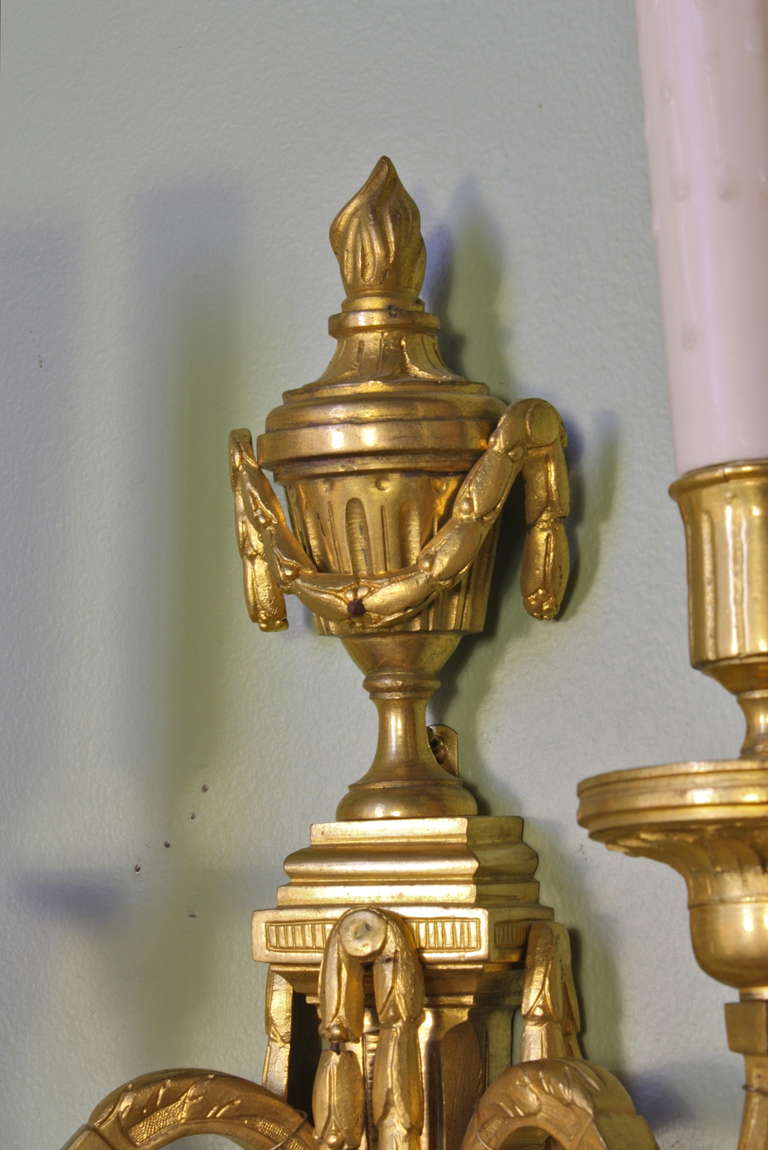 Paire d'appliques de style Louis XVI en bronze doré en vente 2