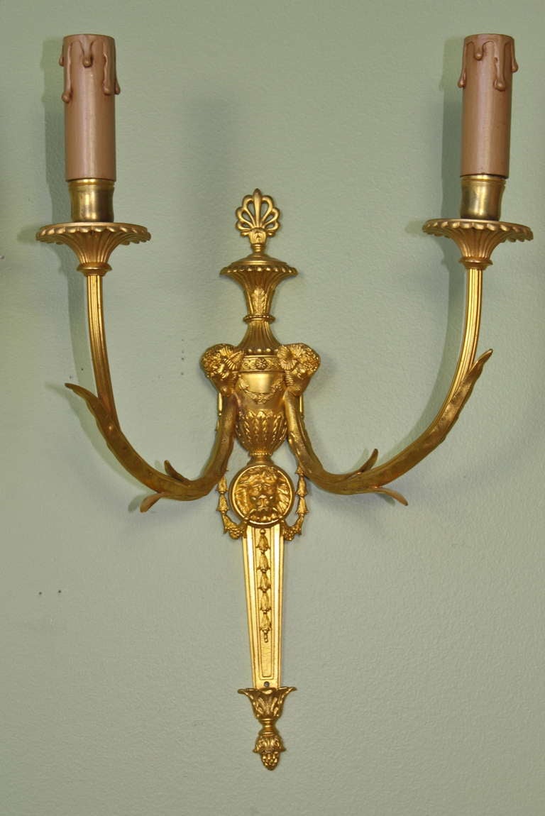 Paire d'appliques néoclassiques françaises en bronze doré en vente 3