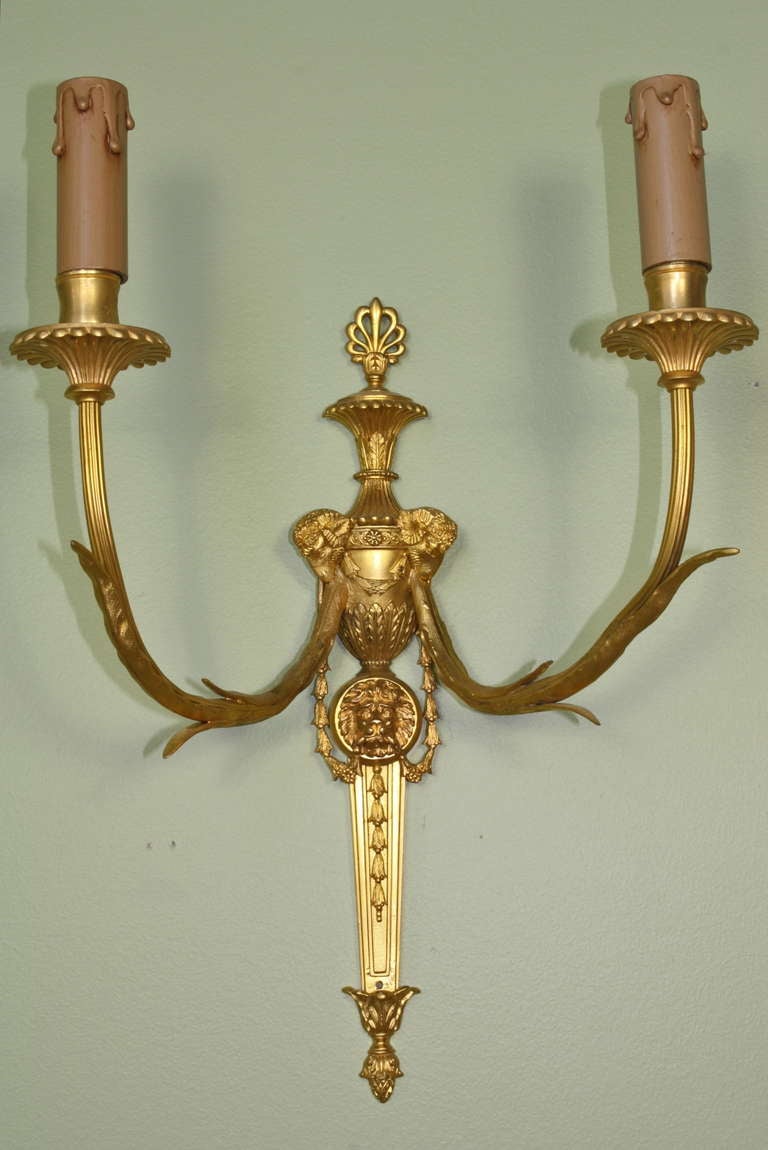 Pareja de candelabros neoclásicos franceses de bronce dorado siglo XIX en venta