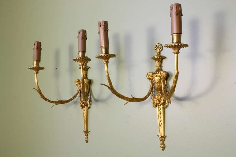 Paire d'appliques néoclassiques françaises en bronze doré en vente 2