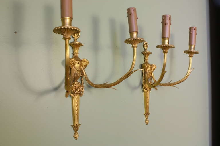Paire d'appliques néoclassiques françaises en bronze doré Bon état - En vente à Pembroke, MA