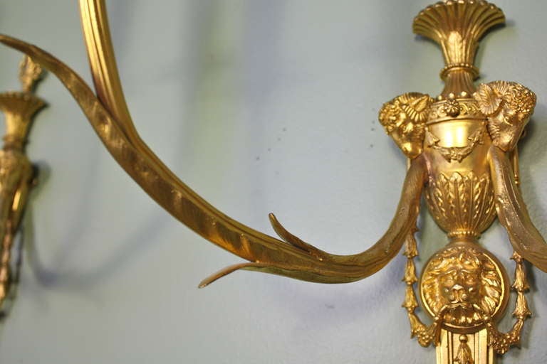 Paire d'appliques néoclassiques françaises en bronze doré en vente 1