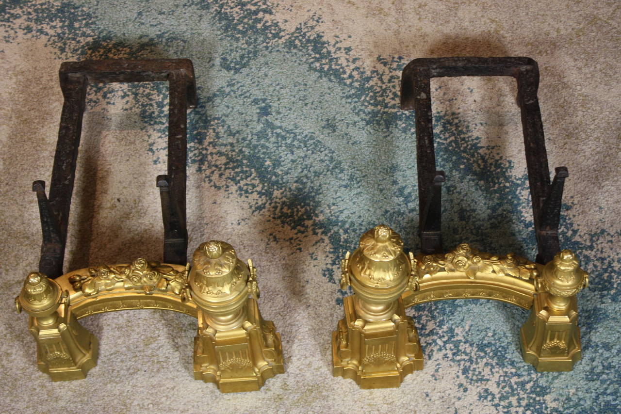 Paire de chenets néoclassiques en bronze doré français Bon état - En vente à Pembroke, MA