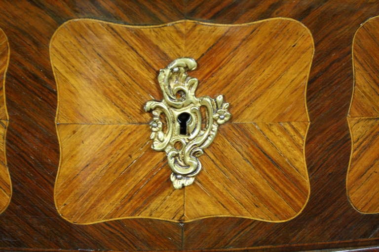 Legno Commode francese in stile Luigi XV in vendita