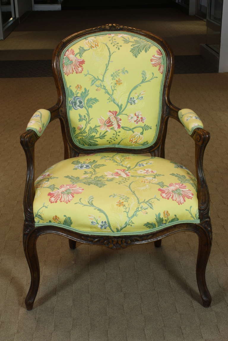 Pareja de Fauteuils franceses de época Luis XV Carpintería en venta
