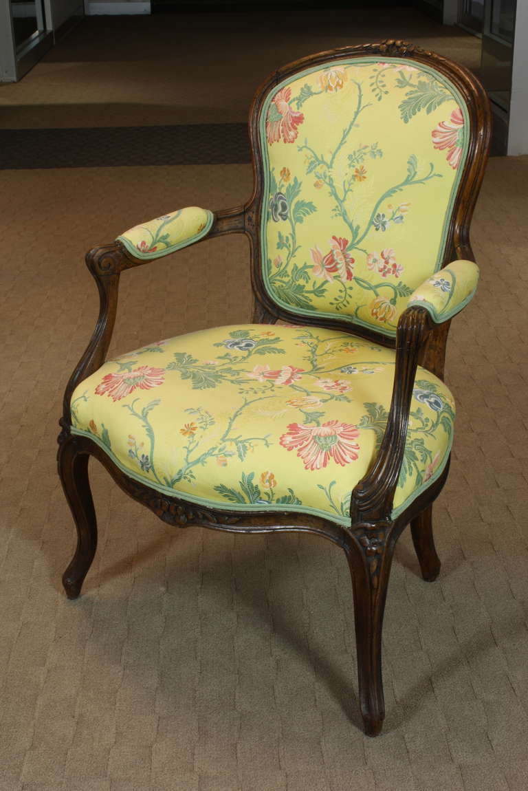 Pareja de Fauteuils franceses de época Luis XV en Bueno estado para la venta en Pembroke, MA