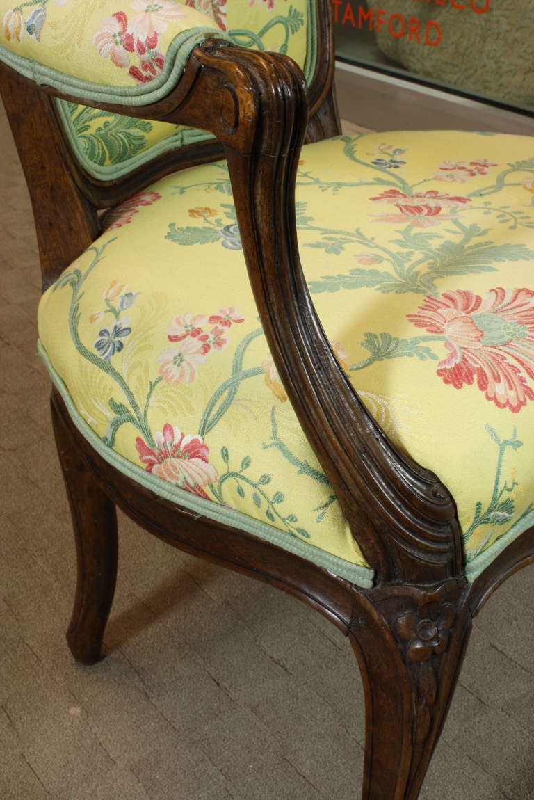 Pareja de Fauteuils franceses de época Luis XV Madera frutal en venta