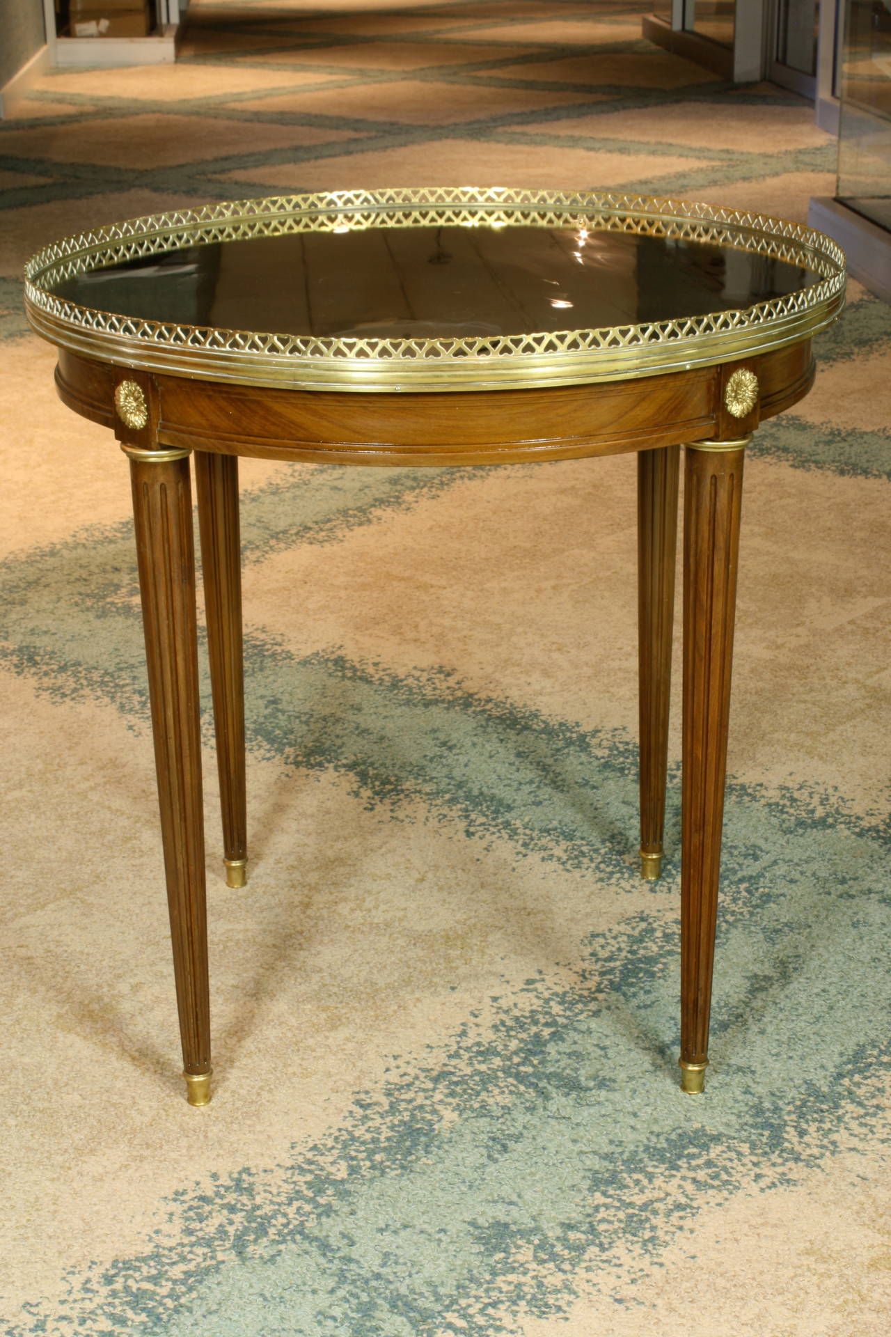 French Louis XVI Style Mirrored Gueridon In Good Condition For Sale In Pembroke, MA