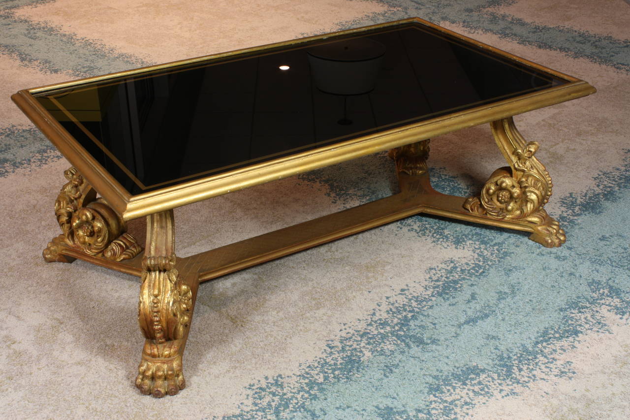 Sculpté Table basse française en bois doré et plateau en verre noir par Hirsch en vente