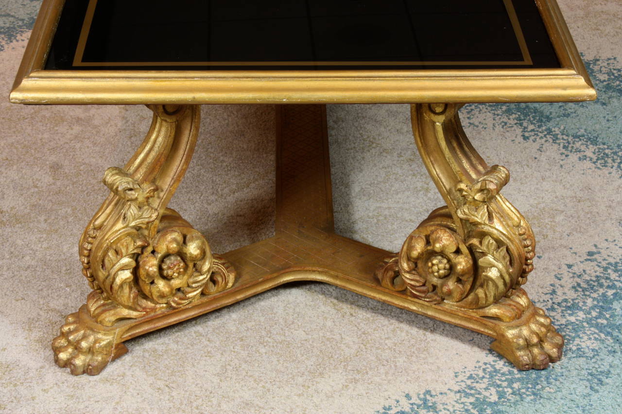 Table basse française en bois doré et plateau en verre noir par Hirsch Bon état - En vente à Pembroke, MA