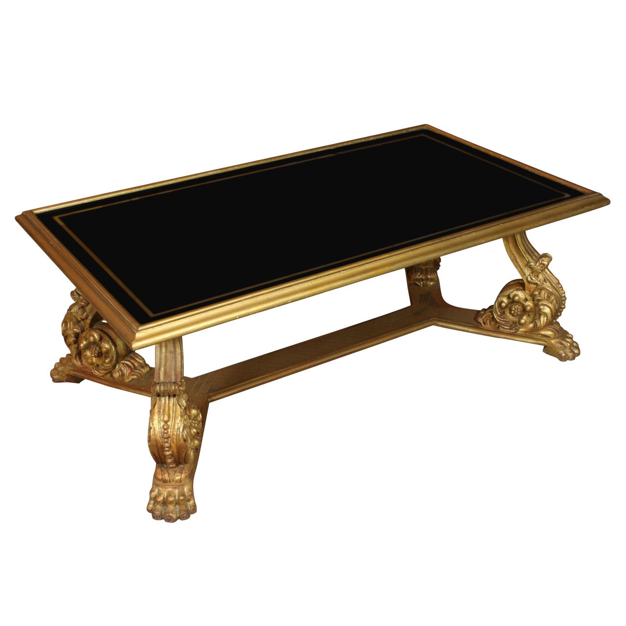 Table basse française en bois doré et plateau en verre noir par Hirsch en vente