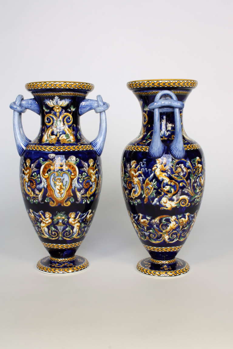 Néo-Renaissance Paire de vases de style italianisant en faïence française par Gien